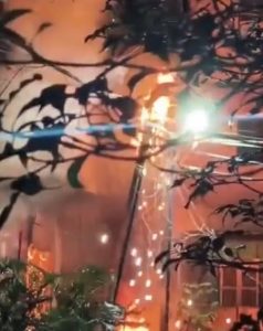 Xe điện cháy lan vào nhà, 8 người đang ngủ tử vong –