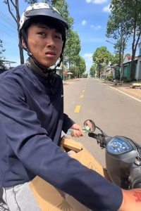 Đâm trúng ô tô tiền tỷ, thanh niên thất thần rút vội 3 triệu đền, câu nói cuối của chủ xe gây sốc –