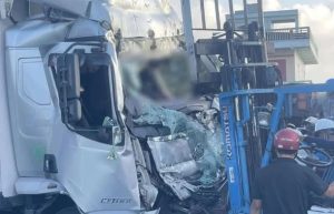 Tai nạn kinh hoàng trên Quốc lộ 1A, tài xế tử vong sau cú va chạm nát vụn cabin với xe container –