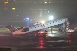 Máy bay vỡ nát đầu vì tông vào xe cứu hộ –