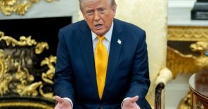 Giá dầu rơi thẳng đứng sau tuyên bố của ông Trump –