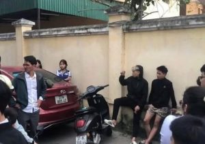 Ngăn con gái quen bạn trai qua mạng, người bố bị hành hung trước cổng trường: Toàn bộ diễn biến sự việc –