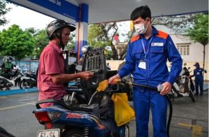 Giá xăng dầu đồng loạt giảm sâu, RON95-III xuống dưới 30.000 đồng/lít –