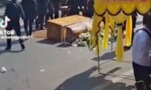 Đạo tì ở TPHCM làm rơi quan tài trong lúc đưa tang, phản ứng không ngờ của gia đình –