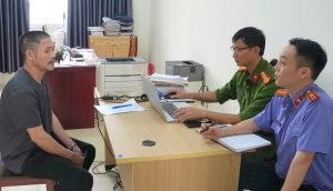 Xin bỏ qua lỗi vi phạm nồng độ cồn không được, mở cốp xe máy lấy búa đánh liên tiếp vào đầu CSGT –