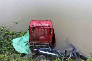 Thi thể nam nhân viên giao hàng nằm dưới mương nước –