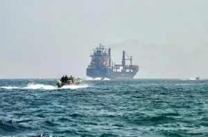 Iran chính thức tuyên bố đóng cửa toàn bộ eo biển Hormuz –