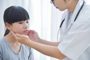Bé gái 9 tuổi bị ung thư tuyến giáp từ dấu hiệu ko ngờ