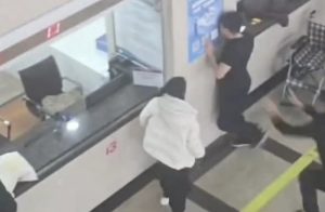 Ghen tuông vì bác sĩ nam khám cho vợ bầu, chồng đến đại náo bệnh viện, đòi “mai ly hôn” và húc đầu vào tường tự tử