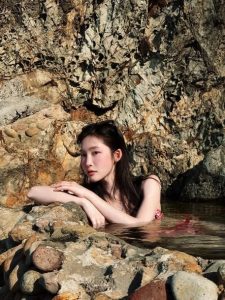 Gây phẫn nộ vì mặc bikini tắm Giếng Tiên, Juky San lên tiếng