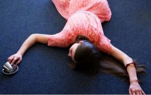 Chờ con ngủ rồi xem điện thoại tới khuya, mẹ 27t qua đời giữa đêm: Chị em bỏ ngay thói quen tự hại mình