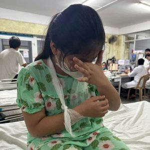 Huế: Cô giáo dùng thước gỗ đánh học sinh lớp 4 gãy tay, nhập viện, gia đình hé lộ nguồn cơn sự việc