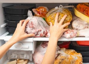 Nhiều người mắc K đại tràng, bác sĩ khuyên chớ dại ăn 3 món này khi để lâu trong tủ lạnh